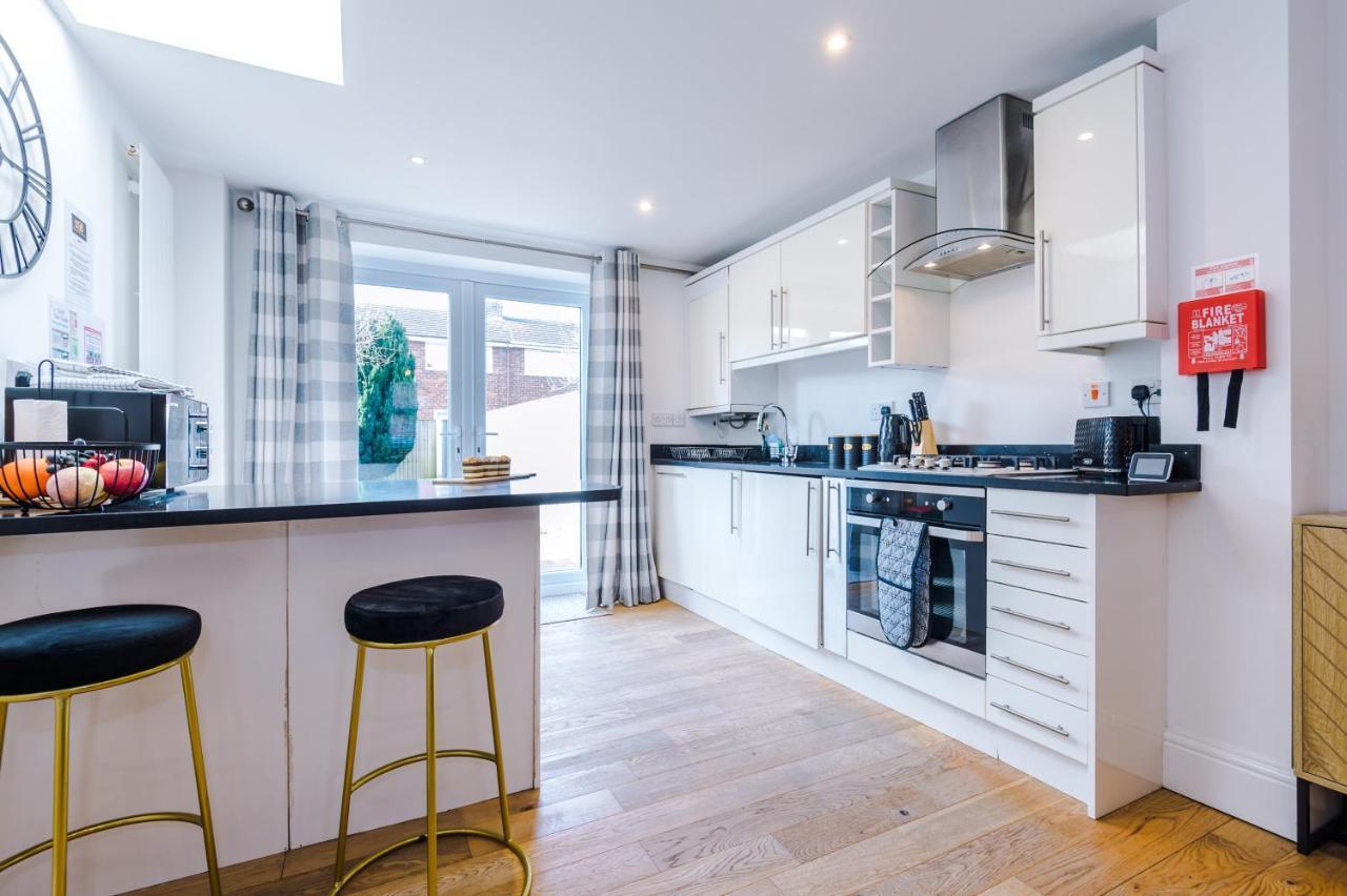 Pristine 2-Bed House In Chester By 53 Degrees Property, Ideal For Families & Small Groups, Great Location - Sleeps 6 Hough Green Exterior foto