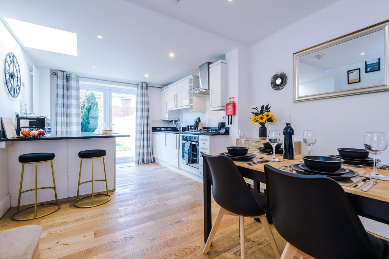 Pristine 2-Bed House In Chester By 53 Degrees Property, Ideal For Families & Small Groups, Great Location - Sleeps 6 Hough Green Exterior foto