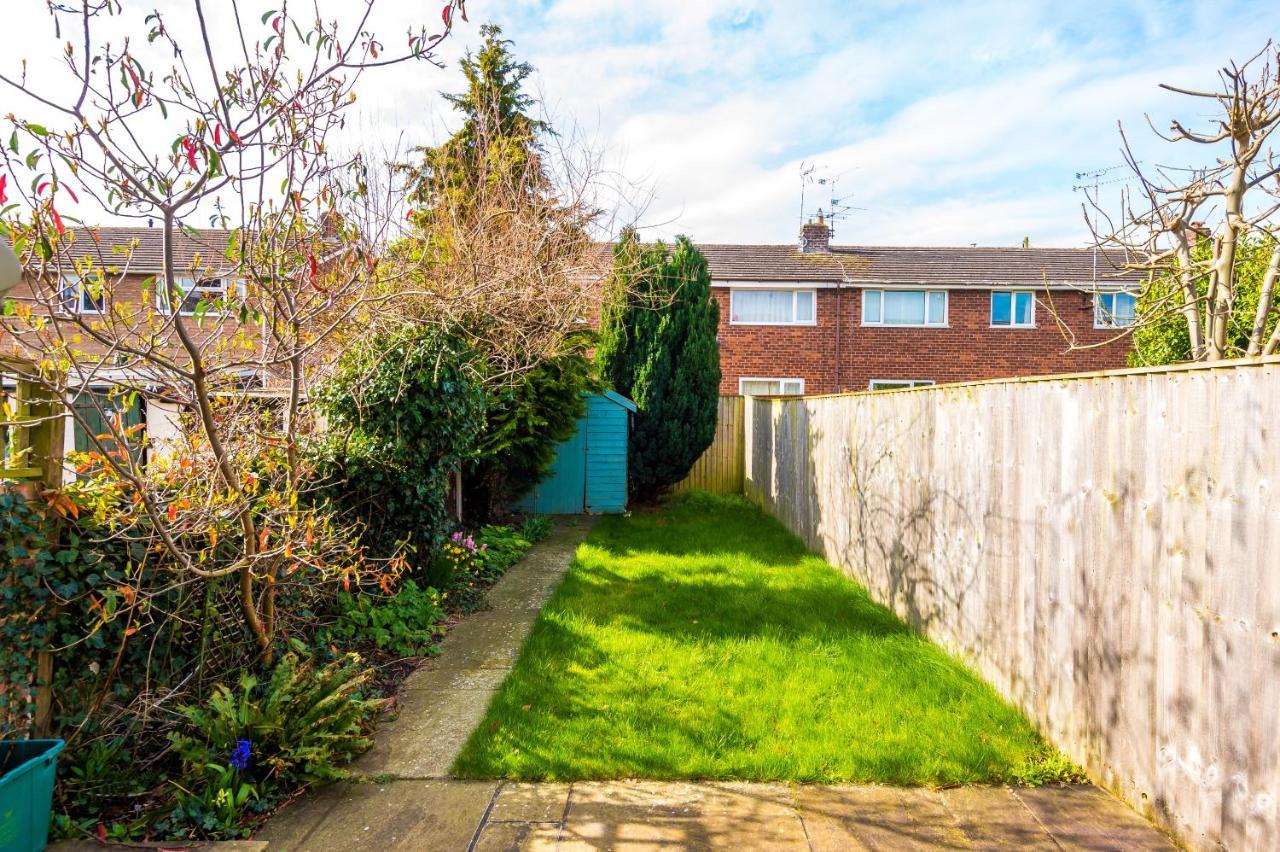Pristine 2-Bed House In Chester By 53 Degrees Property, Ideal For Families & Small Groups, Great Location - Sleeps 6 Hough Green Exterior foto